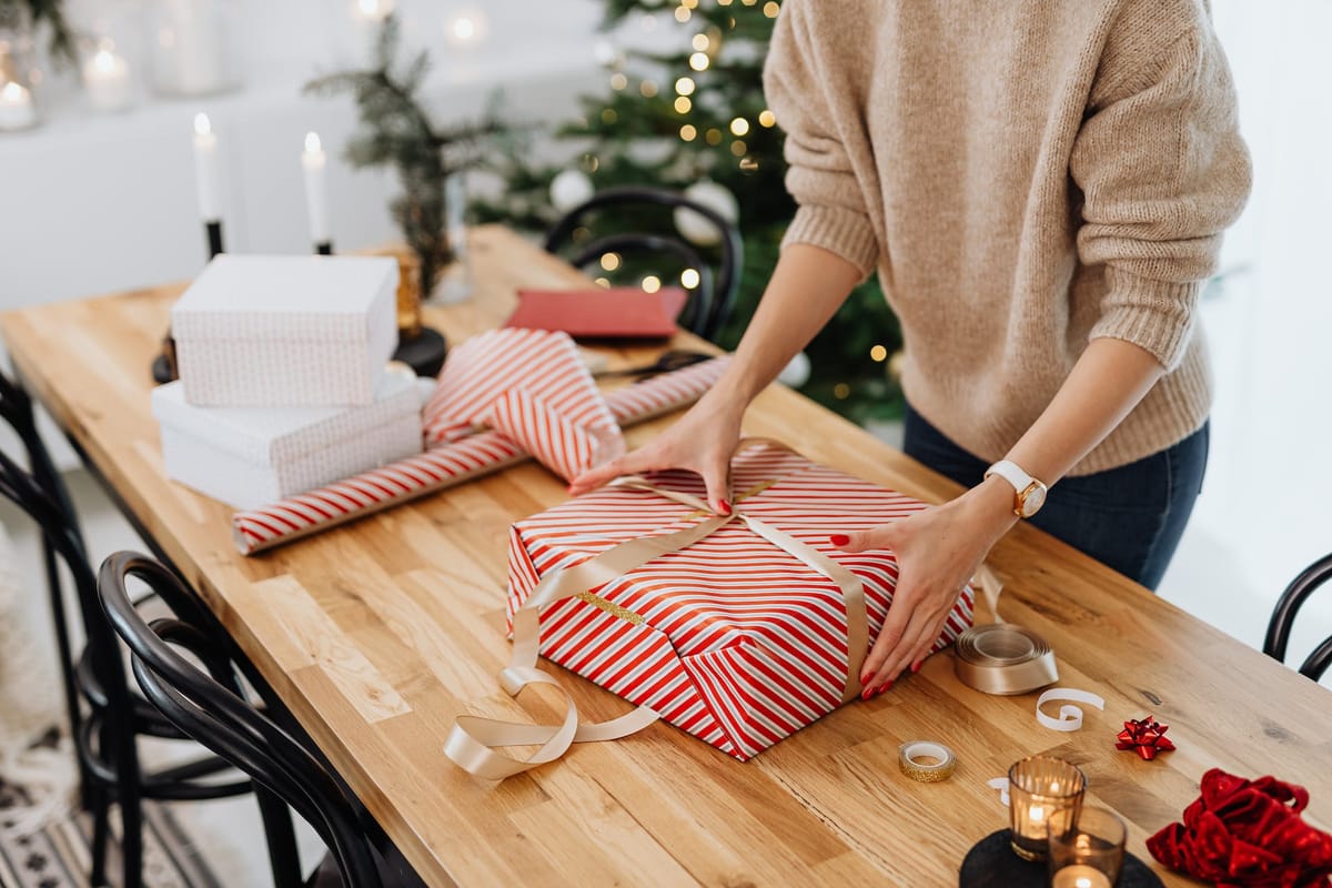How to gift wrap in a pleated wrapping style